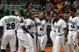 Gigantes apalean al Licey, Estrellas vencen Leones Gigantes apalean al Licey, Estrellas vencen Leones