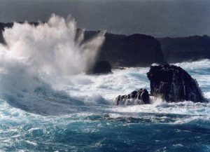 Hay viento y olas “anormales” en costa Atlántica de la República Dominicana