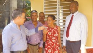 Senador Tommy Galán entrega ua vivienda a mujer como regalo Navidad