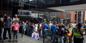 Venezolanos acuden en masivamente a bancos a entregar billetes 100 bolívares