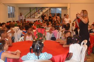 Fundación celebra cena de Navidad a 200 niños de Los Tres Brazos