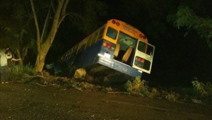 HIGÜEY: Choque entre un carro y un autobús deja un muerto y 30 heridos