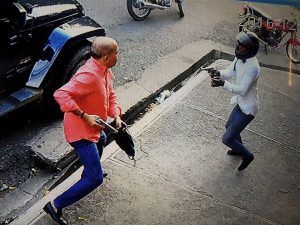 SC: También en pleno día, asaltan a un comerciante; le llevan 500 mil y pistola SC: También en pleno día, asaltan a un comerciante; le llevan 500 mil y pistola