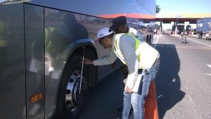 AMET inspecciona autobuses en peajes para prevenir accidentes en Navidad AMET inspecciona autobuses en peajes para prevenir accidentes en Navidad