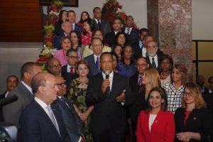 Congreso Nacional enciende tradicional árbol de Navidad