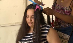 Venezolanas venden su cabello para comprar medicinas y comida
