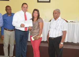 HIGüEY: Instituto Agrario entrega recursos a productores de caña