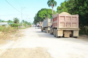 CEA aporta recursos para rehabilitar vías Región Este