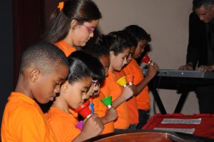 Coro de Niños y Jóvenes cantan a la Navidad Coro de Niños y Jóvenes cantan a la Navidad