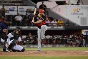 Leones derrotan Gigantes, Aguilas vencen Licey Leones derrotan Gigantes, Aguilas vencen Licey