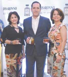 Presentan edición limitada del licor Disaronno Etro