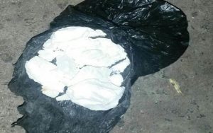 ARGENTINA: Sorprenden uno de RD vendiendo droga en plena calle