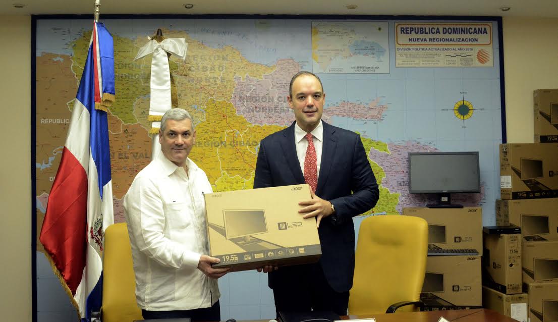 Indotel entrega 500 computadoras a Obras Públicas imagen