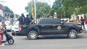 Persiguen con helicópteros en San Cristóbal acusados de asalto a banco Persiguen con helicópteros en San Cristóbal acusados de asalto a banco