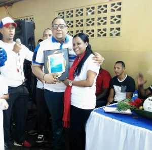 Centro Prof. Mercedes Muñoz premia dirigente voleibol