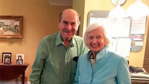 Muere Henry Heimlich, médico ideó maniobra para salvar víctimas de asfixia