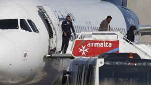 MALTA: Se entregan secuestradores avión libio desviado a Malta con 118 personas MALTA: Se entregan secuestradores avión libio desviado a Malta con 118 personas