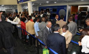 Muchos hicieron fila en FUNGLODE para felicitar a Leonel en su cumpleaños 63