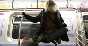 Video muestra a un vagabundo “levitando” en tren de Nueva York Video muestra a un vagabundo “levitando” en tren de Nueva York