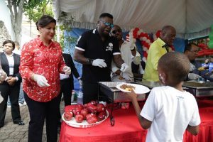 Cedeño, periodistas y artistas celebran Navidad con 500 niños pobres