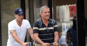 Padre Ricky Martin en condición crítica tras derrame