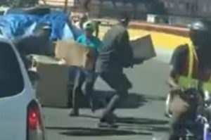 Asaltaron camioneta con alimentos a plena luz del día en elevado de SD Asaltaron camioneta con alimentos a plena luz del día en elevado de SD