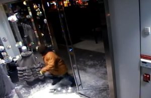 Roban un millón de dólares en pieles en tienda de Manhattan