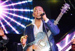 Anthony Santos cautiva público en delirante presentación Anthony Santos cautiva público en delirante presentación