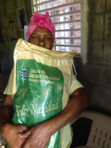 SC: Senador entrega «saquitos navideños»