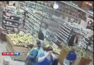 Mujer dice le robaron en un supermercado de la Winston Churchill