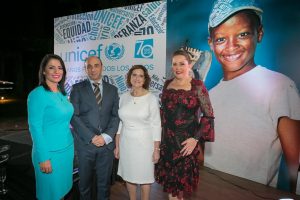 Rosa Elcarte, representante de UNICEF, junto a Marjorie Espinosa, vice ministra de MIREX, Lorenzo Jiménez De Luis, Coordinador Residente del Sistema de las Naciones Unidas y Jatnna Tavárez, embajadora de UNICEF.