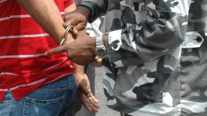 Desmantelan banda vendía marbetes falsos en parqueo Estadio Quisqueya Desmantelan banda vendía marbetes falsos en parqueo Estadio Quisqueya