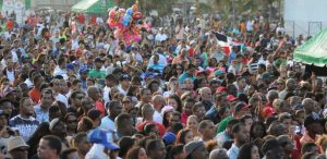 Multitud abarrota plaza en «Sólo Merengue»
