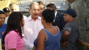 Presidente Medina supervisa avances saneamiento cañadas en barrios SD