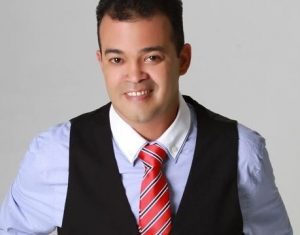 Alex Bueno lanza nuevo album «Diferente» Alex Bueno lanza nuevo album «Diferente»