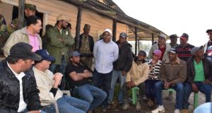 Ministro conversa con residentes Valle Nuevo antes de vencer plazo de retiro