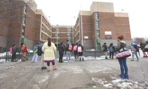 Cientos estudiantes dominicanos afectados por cierre escuelas NY