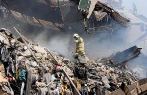 IRAN: 30 bomberos mueren tras derrumbe edificio