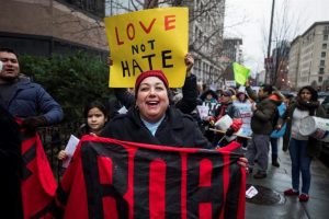 Miles de personas marchan Washington contra la política migratoria de Trump