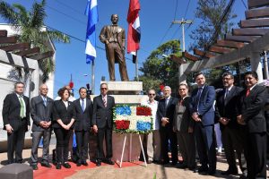HONDURAS: Ofrenda floral ante busto de Duarte HONDURAS: Ofrenda floral ante busto de Duarte
