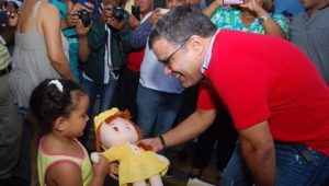 Tommy Galán inicia distribución de 20 mil juguetes en SC Tommy Galán inicia distribución de 20 mil juguetes en SC