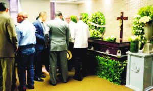 Numerosas personas dan último adiós al izquierdista Braulio Torres