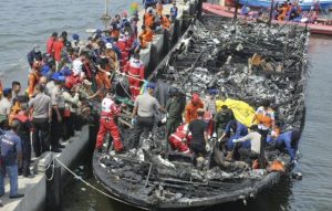 INDONESIA: Al menos 23 muertos por incendio en ferry