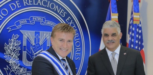 Condecoración Duarte, Sánchez y Mella para embajador EE.UU, James Brewster