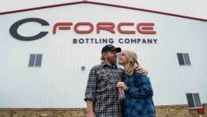 Actor se lanza negocio agua embotellada