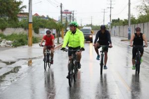 Presidente Ecuador se pasea en bicicleta antes de la Celac