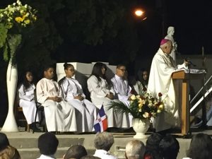 MIAMI: Líderes dominicanos asisten a misa en honor a la Virgen