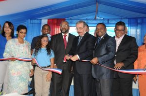 Medina entrega escuela para 1,015 estudiantes en Sabana Perdida Medina entrega escuela para 1,015 estudiantes en Sabana Perdida