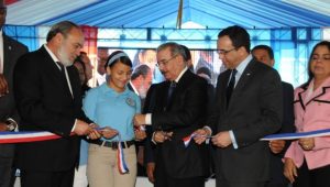 Presidente Medina entrega dos escuelas comunidad Los tres Brazos de la Capital