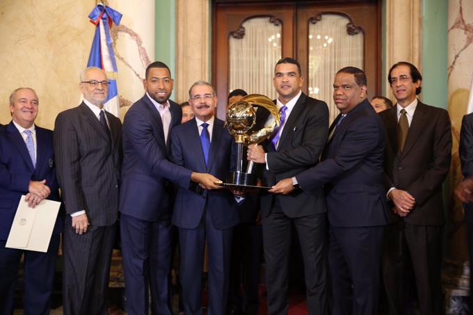 Presidente Danilo Medina recibe en el Palacio a «gloriosos» Tigres del Licey imagen